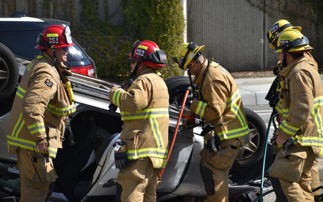 https://pixabay.com/pt/photos/acidente-carro-resgate-bombeiros-4868349/