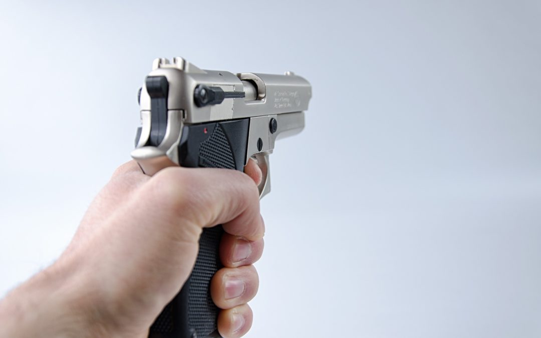 https://pixabay.com/pt/photos/m%C3%A3o-pistola-arma-atirar-seguran%C3%A7a-3052115/