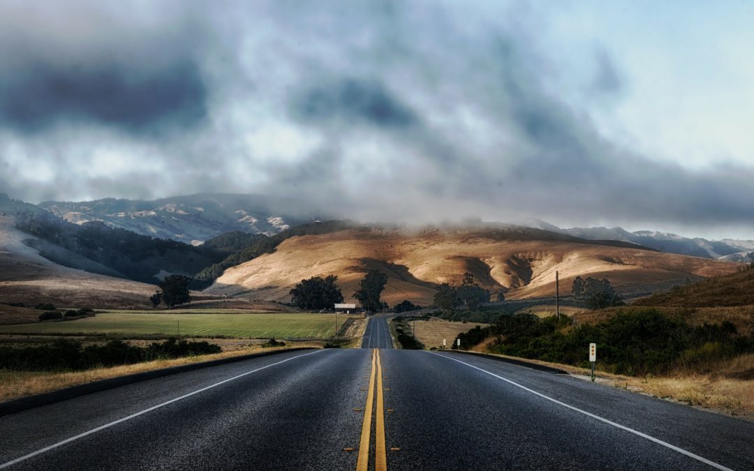https://pixabay.com/pt/photos/estrada-pavimenta%C3%A7%C3%A3o-rural-paisagem-210913/