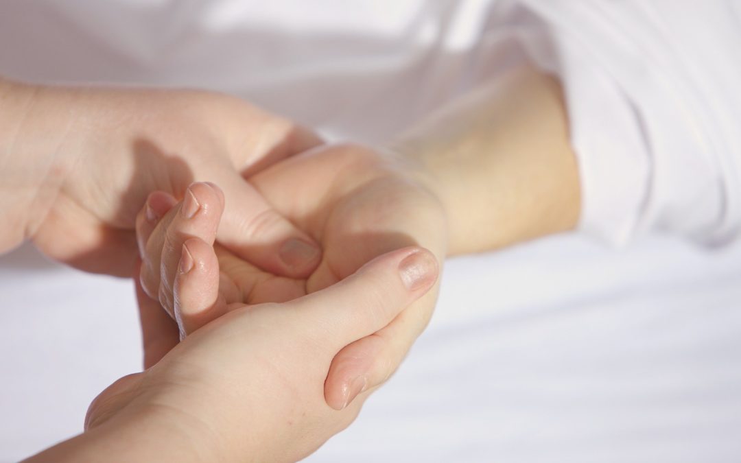 https://pixabay.com/pt/photos/m%c3%a3os-massagem-tratamento-dedos-1327811/