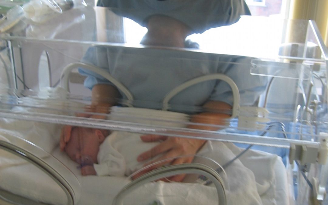 Justiça garante prorrogação de salário-maternidade a segurada que teve bebê prematuro