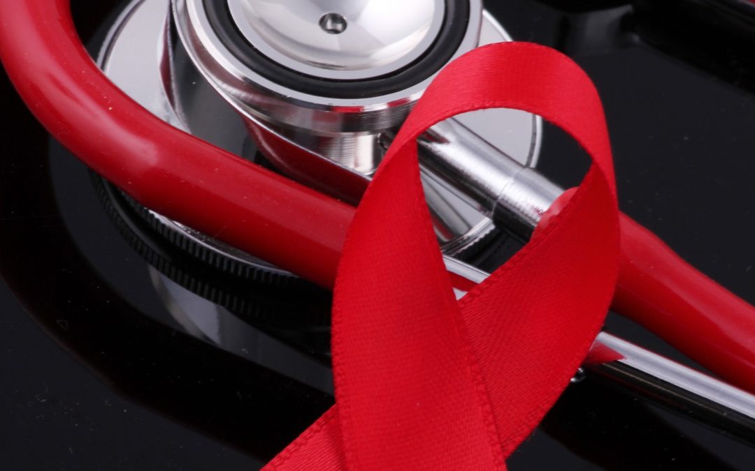 https://pixabay.com/pt/photos/estetoscópio-vermelho-hiv-aids-5379446/