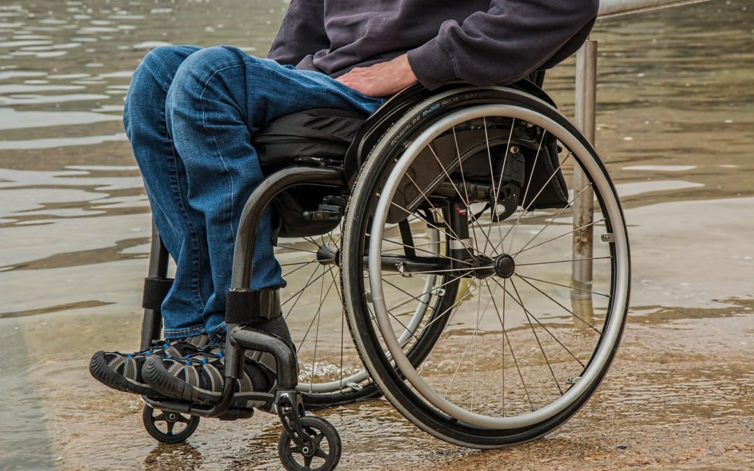 https://pixabay.com/pt/photos/cadeira-de-rodas-incapacidade-1595794/